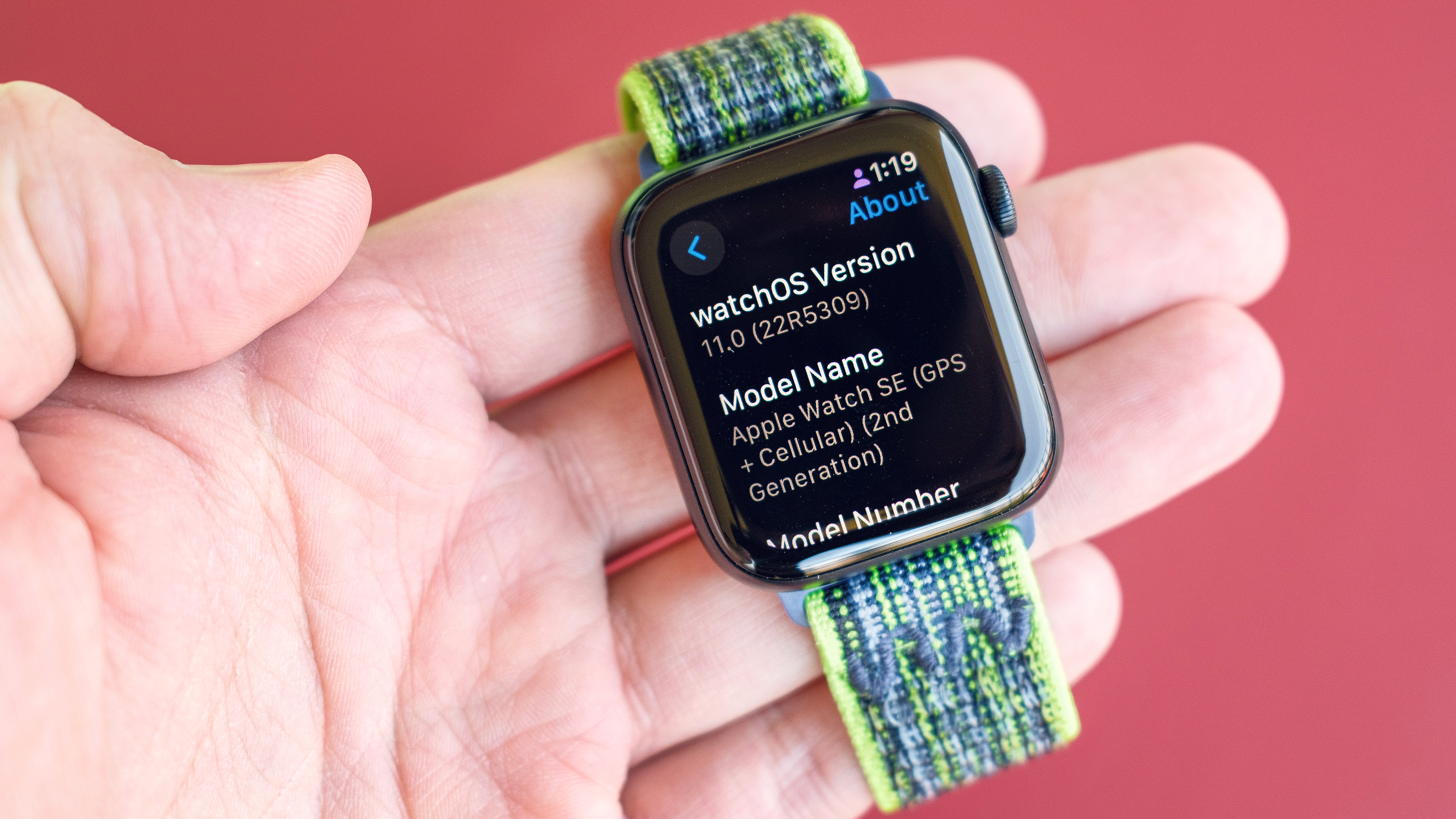 Un primo piano dell'Apple Watch SE 2022 e dell'app Attività di Apple in cui ora puoi mettere in pausa gli squilli