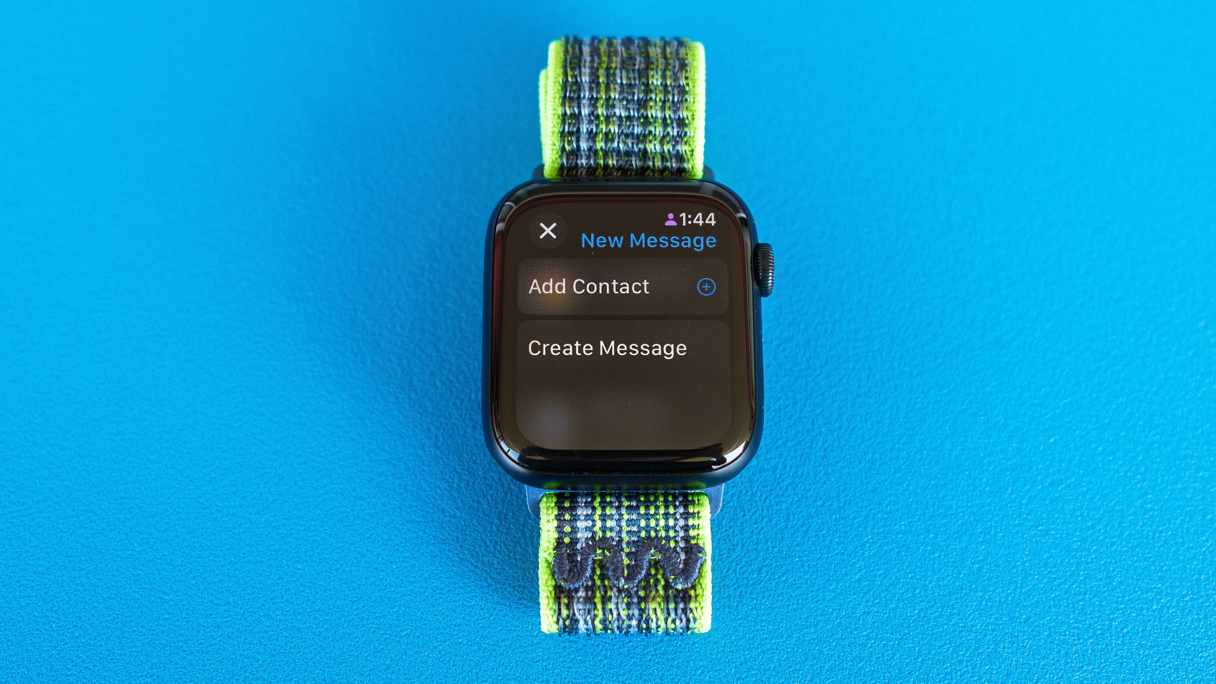 Foto di dettaglio di Apple Watch SE su uno sfondo blu brillante che mostra i passaggi necessari per configurare e inviare una notifica di check-in in watchOS 11 