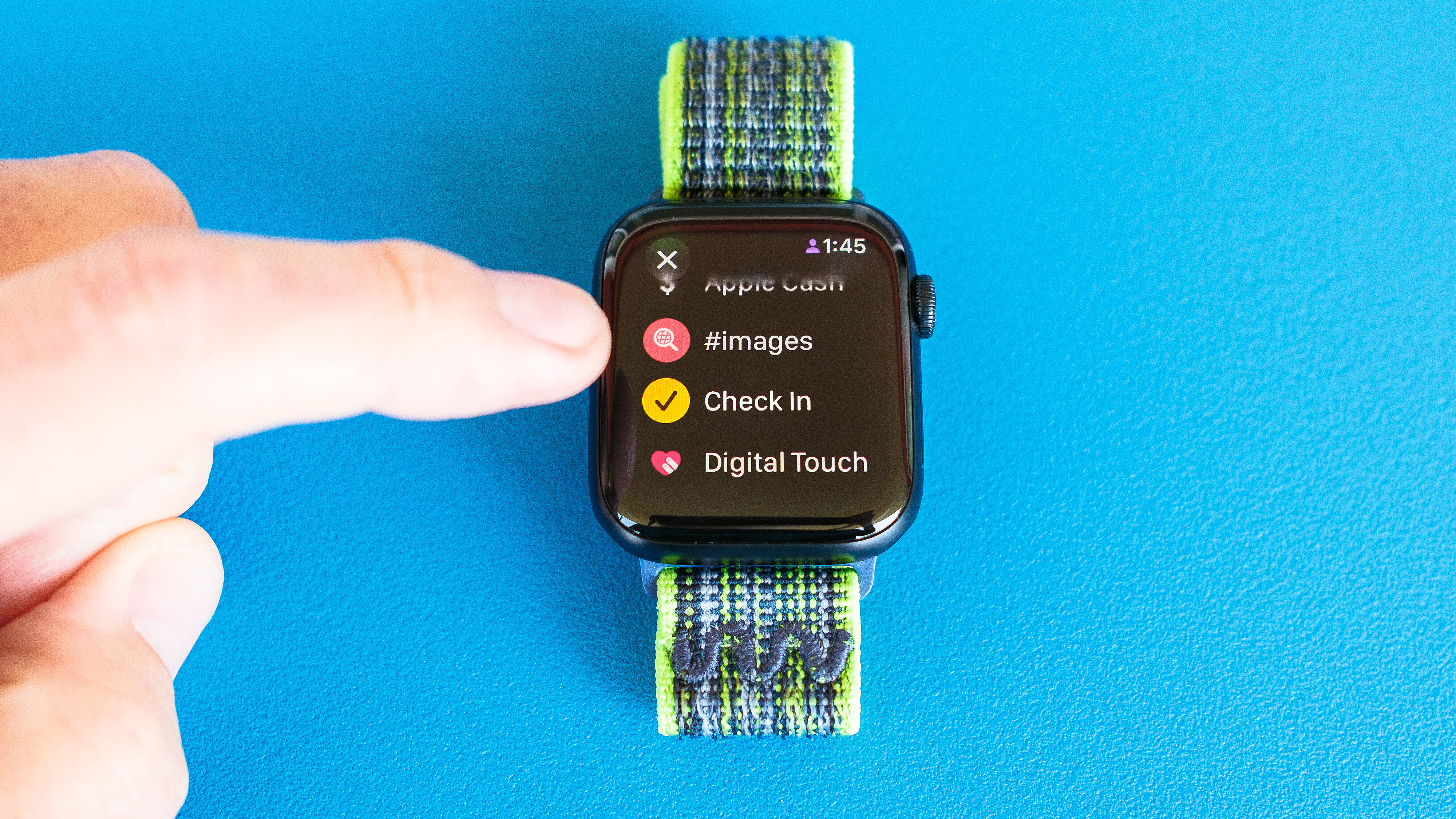 Foto di dettaglio di Apple Watch SE su uno sfondo blu brillante che mostra i passaggi necessari per configurare e inviare una notifica di check-in in watchOS 11 