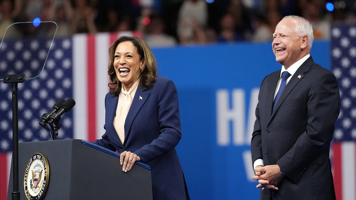 Kamala Harris e il suo collega Tim Walz appaiono insieme per la prima volta a Filadelfia