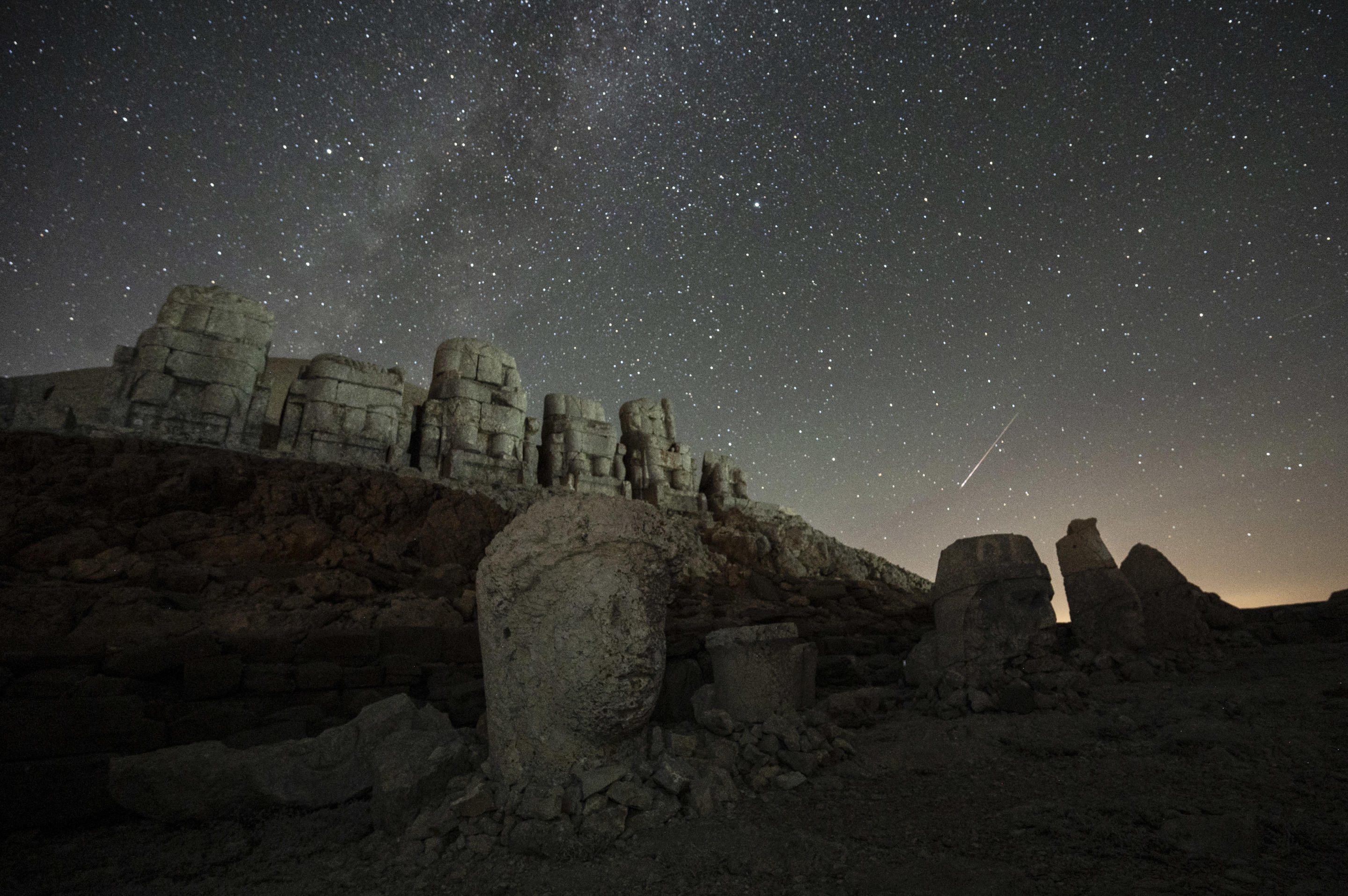 Le teste delle imponenti sculture in pietra possono essere viste nel sito archeologico del Monte Nimrud sotto forma di meteora che perfora il cielo notturno.