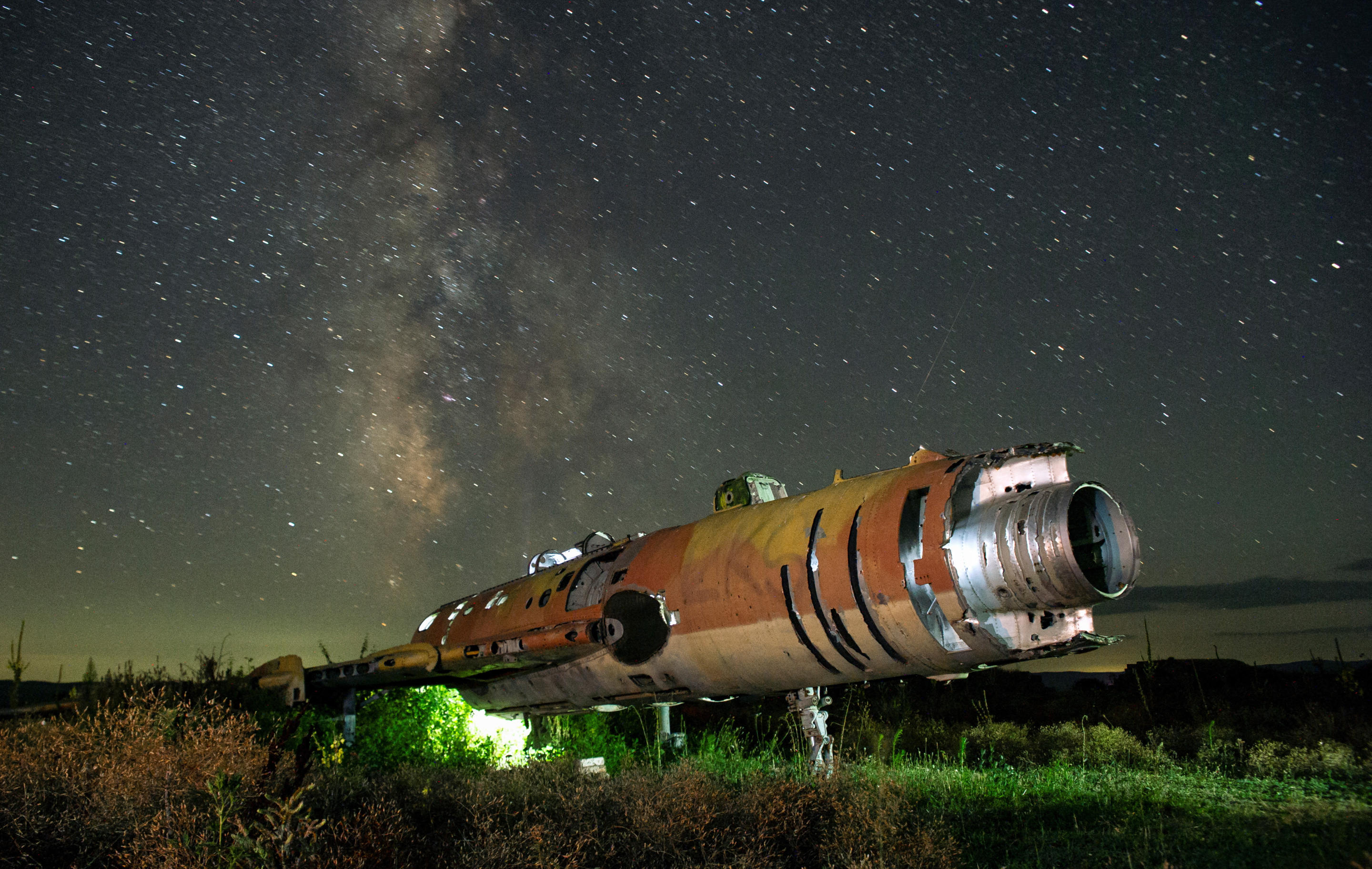 Una vista dello sciame meteorico delle Perseidi da una base aerea militare abbandonata nella regione di Kakheti, in Georgia.