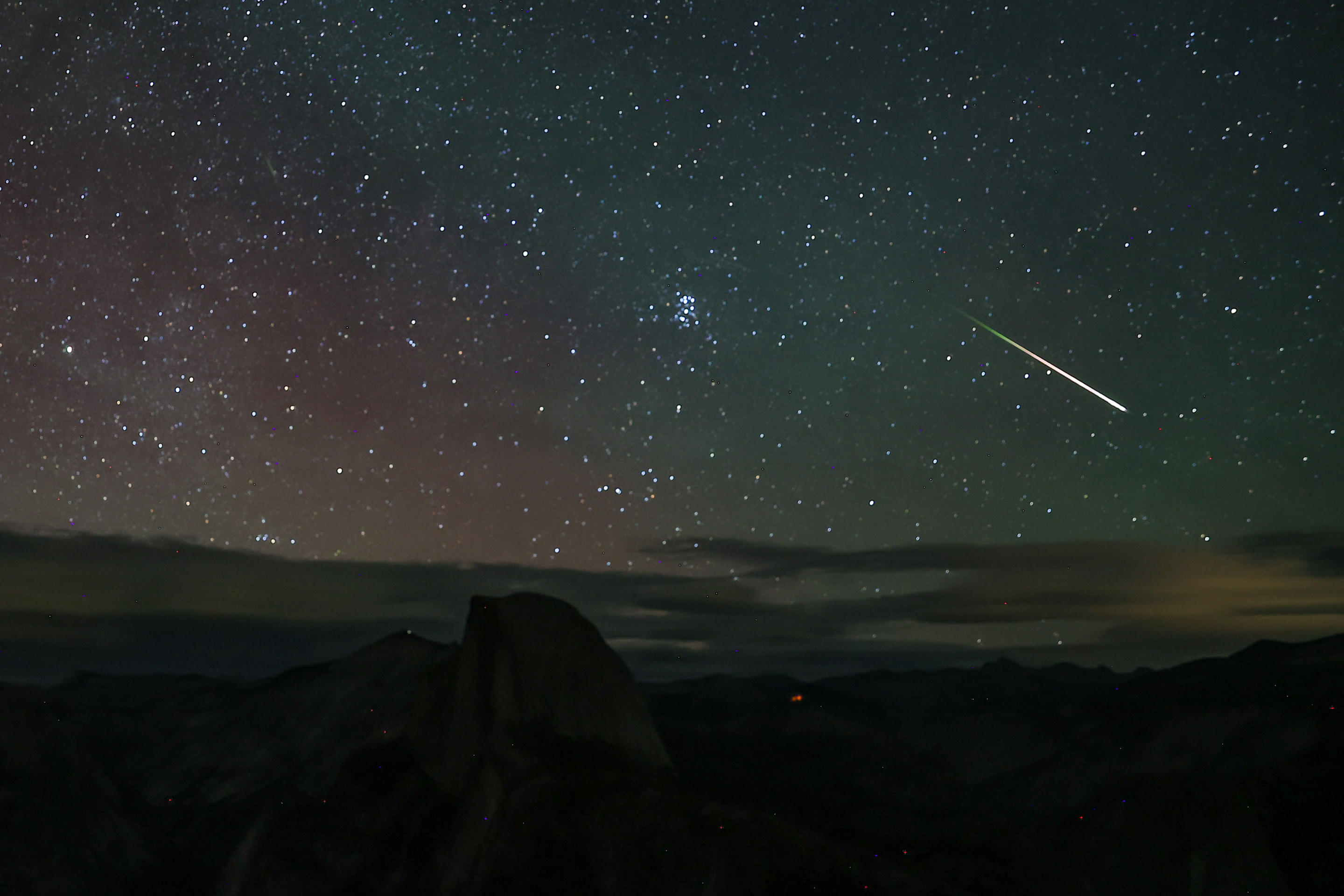 Una meteora sfreccia nel cielo stellato vicino a Glacier Point nel Parco nazionale di Yosemite.