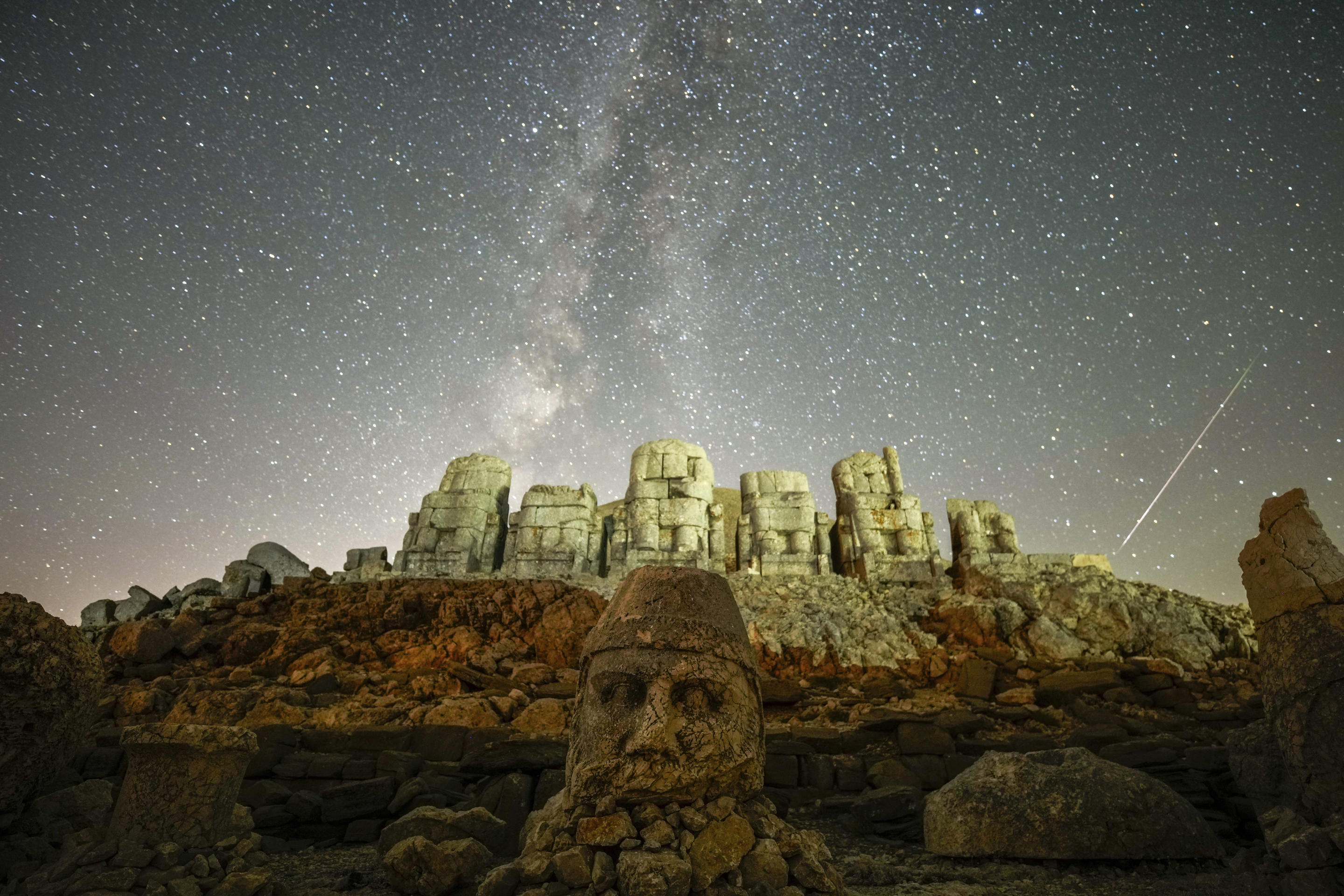 Antiche statue compaiono sulla cima del monte Nemrut, nel sud-est della Turchia, durante la pioggia di meteoriti delle Perseidi.