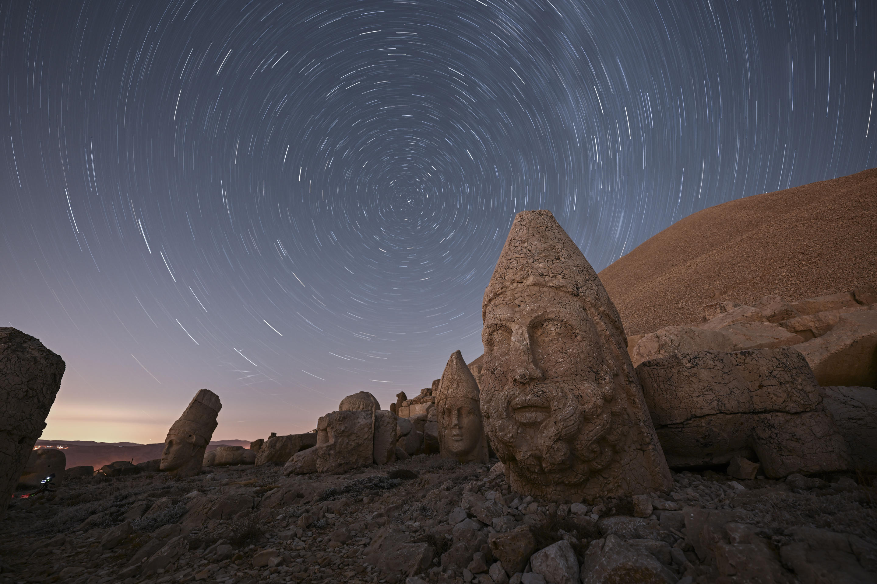 Uno spettacolo straordinario viene osservato durante la pioggia di meteoriti delle Perseidi sul Monte Nimrud.