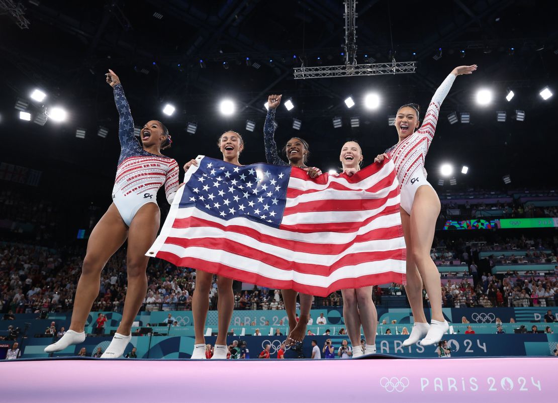 (L-R) Jordan Chiles, Haisley Rivera, Simone Biles, Jade Curry e Sunisa Lee del Team USA celebrano la vittoria nella finale della squadra di ginnastica artistica femminile alle Olimpiadi di Parigi.