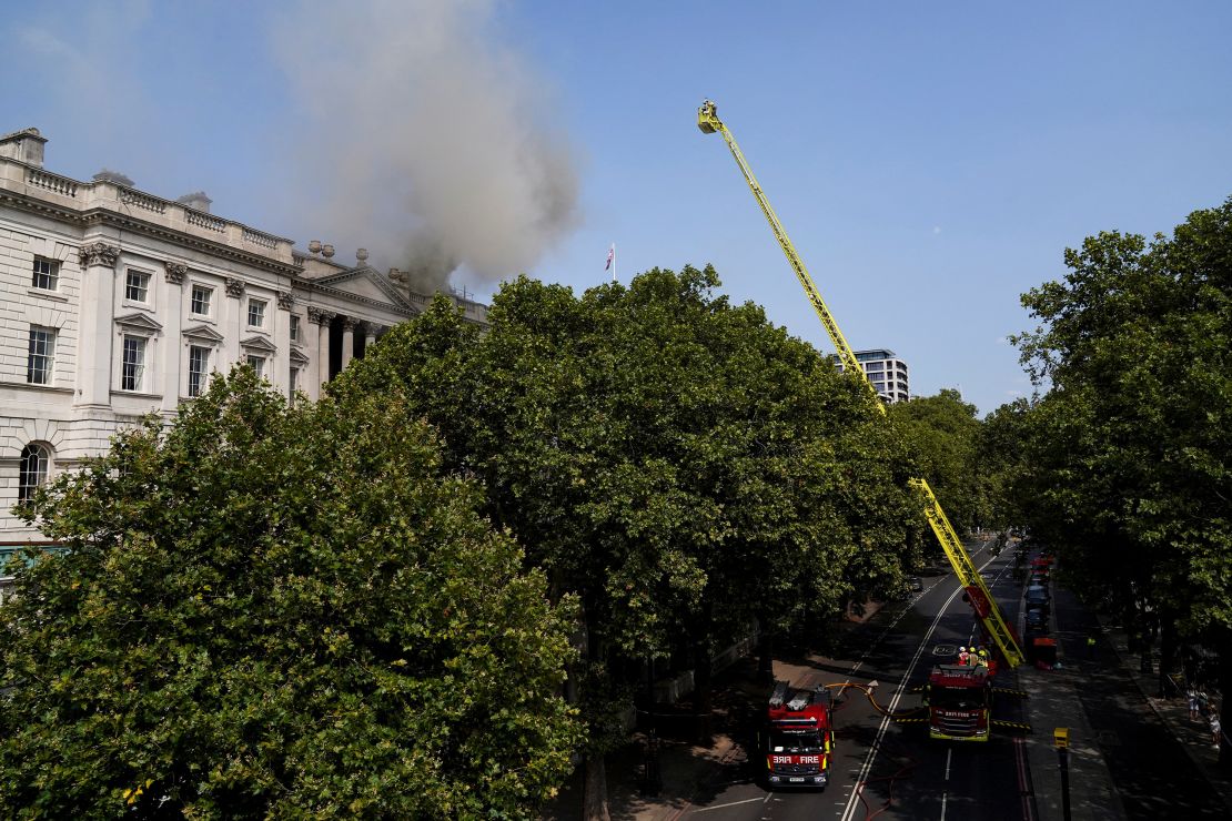 Si alza fumo mentre i vigili del fuoco lavorano sul luogo dell'incendio nella Somerset House a Londra.