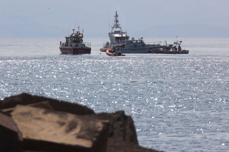 I servizi di emergenza lavorano vicino al luogo di una barca a vela che affonda nelle prime ore di lunedì mattina al largo della costa di Porticello, vicino alla città siciliana di Palermo, in Italia, il 19 agosto 2024. REUTERS/Igor Petix