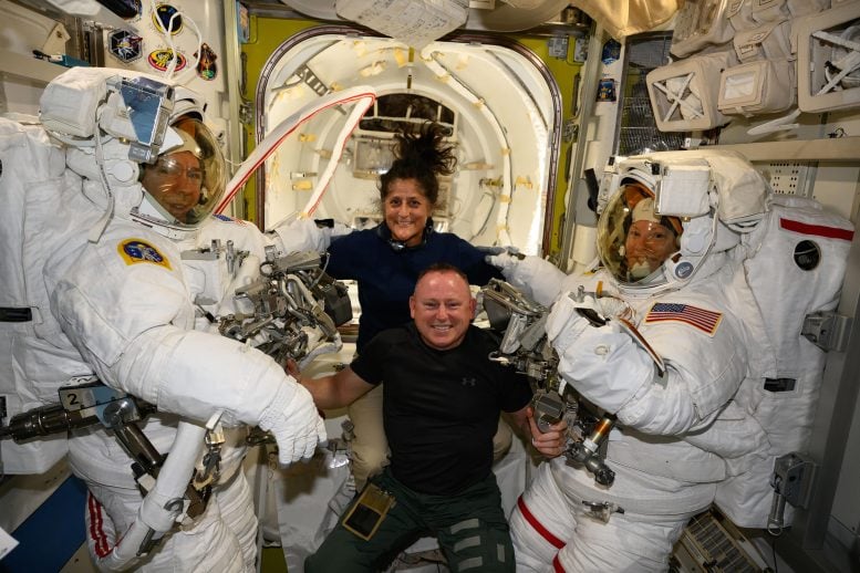 Gli astronauti assistono gli astronauti all'interno della camera di equilibrio sulla Quest Station