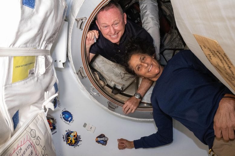 Gli astronauti della NASA Butch Wilmore e Sonny Williams effettuano un volo di prova su un aereo Boeing