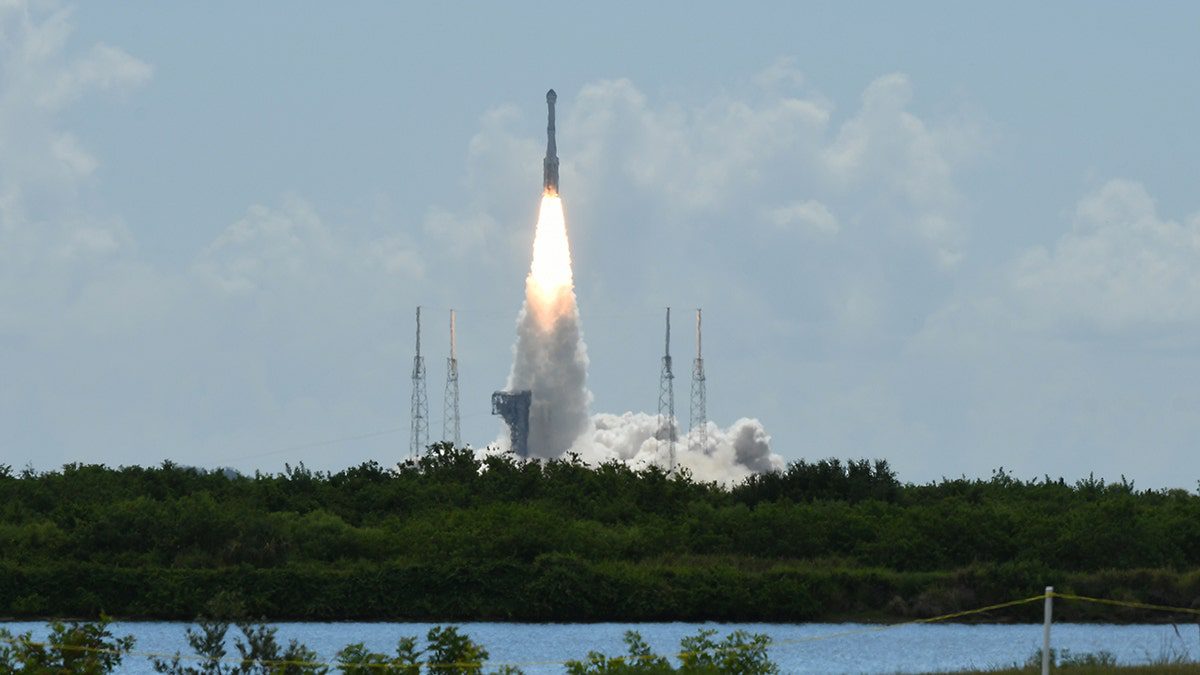 La navicella spaziale CST-100 Starliner della NASA lancia il suo primo volo di prova con equipaggio