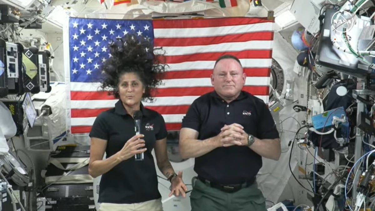 Gli astronauti della NASA Sonny Williams e Butch Wilmore nuotano all'interno di una navicella spaziale