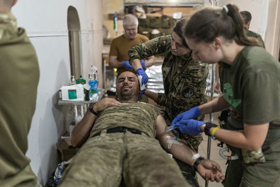 Membri dello staff medico dell'esercito ucraino curano i soldati feriti in un punto di stabilizzazione in direzione di Pokrovsk.