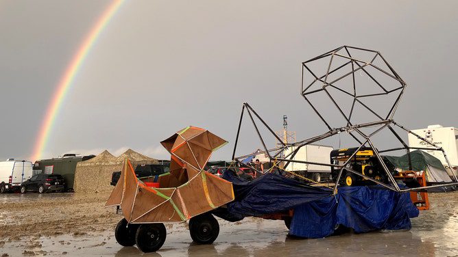 4 settembre 2023, USA, Black Rock: la foto senza data mostra un arcobaleno che appare sul terreno fangoso di Black Rock. 