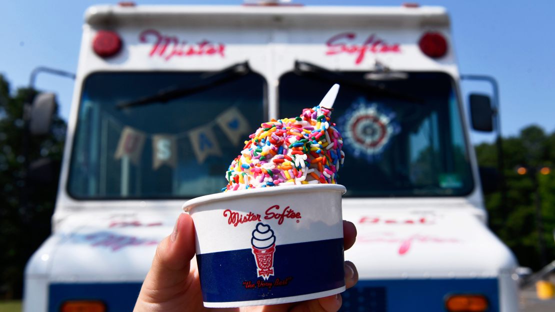 Una fresca tazza di gelato Mister Softee viene esposta durante un evento sulla sicurezza ciclistica tenutosi a Evesham, nel New Jersey, nel 2024.