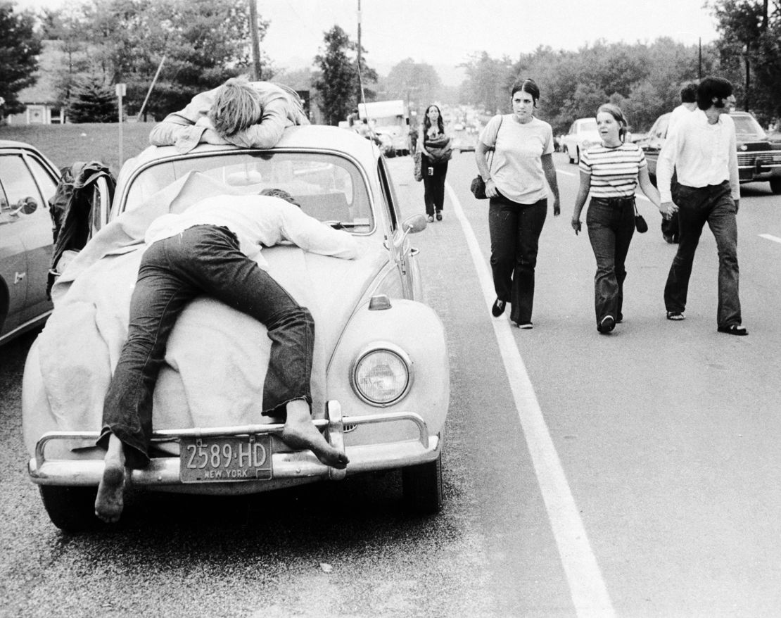 Due partecipanti al festival, che trovavano Woodstock sopravvalutato, erano sdraiati sul cofano e sul tetto di un Maggiolino Volkswagen. 1 agosto 1969.