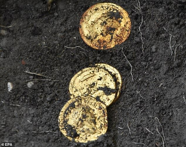 Accanto ai resti della vittima sono state rinvenute monete romane d'oro, d'argento e di bronzo.