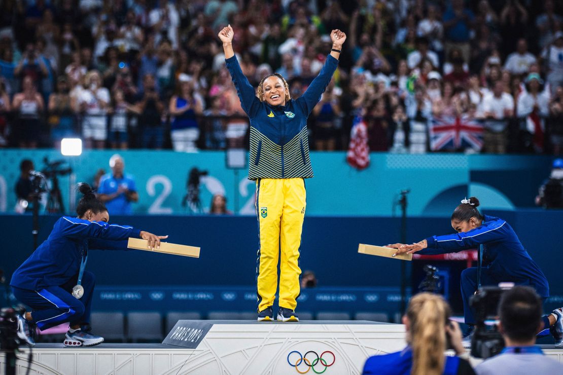 L'americana Simone Biles, la brasiliana Rebecca Andrade e l'americana Jordan Chiles festeggiano mentre consegnano le medaglie dopo la finale di ginnastica artistica femminile alle Olimpiadi di Parigi.