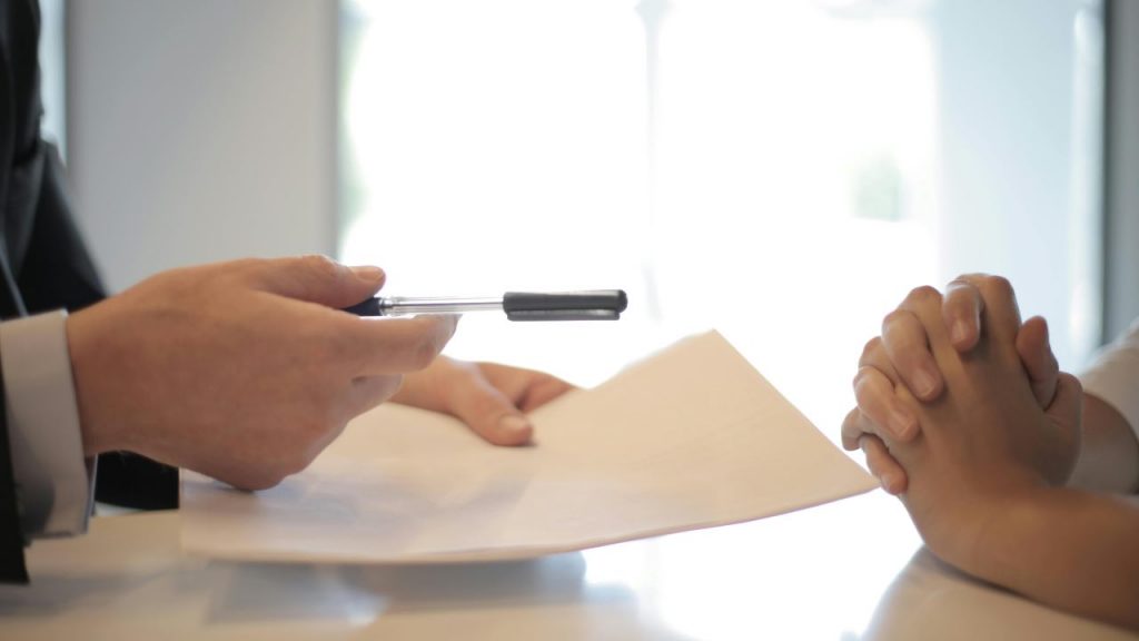 Lavoro all’estero, la vicina di casa offre stipendi fuori ogni logica: vanno tutti lì ormai a fare la bella vita