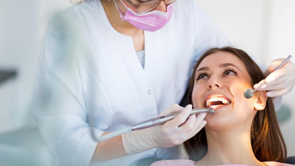 Denti perfetti e risparmio garantito, mia madre mi ha tramandato un segreto geniale: il tubetto del dentifricio lo sfrutto al 100%