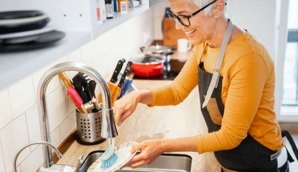 Lievito, mia madre non lo mette solo nelle torte: usato così elimina anche lo sporco incrostato da questi utensili