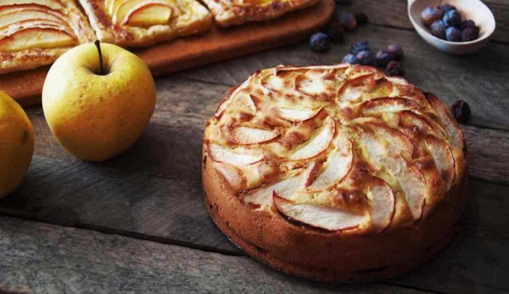 Torta di mele, la ricetta di uno dei dolci più buoni della tradizione: fatta in questo modo si scioglie in bocca