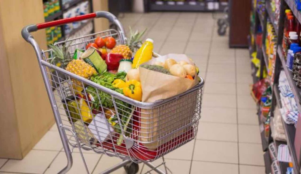 Truffa al supermercato, con il trucco della frutta e verdura spendi di più: scontrino folle alla casa