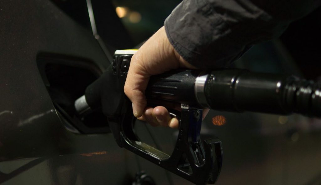 Attenzione quando fai benzina: nuova truffa al distributore | Con un solo click ti portano via centinaia di euro