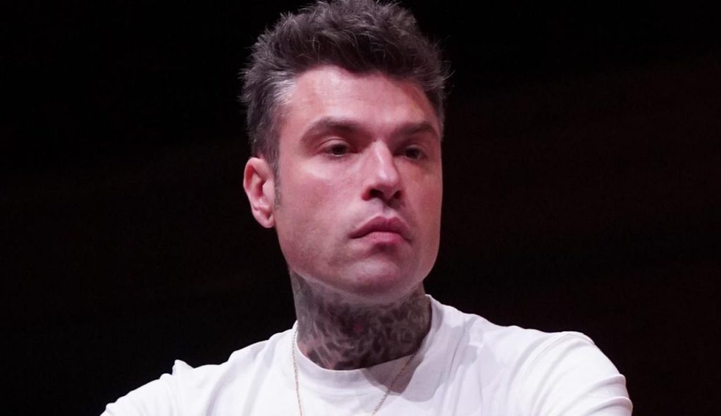 Fedez si è mostrato così al pubblico: la prima apparizione sul palco dopo lo scandalo | Tutti senza parole