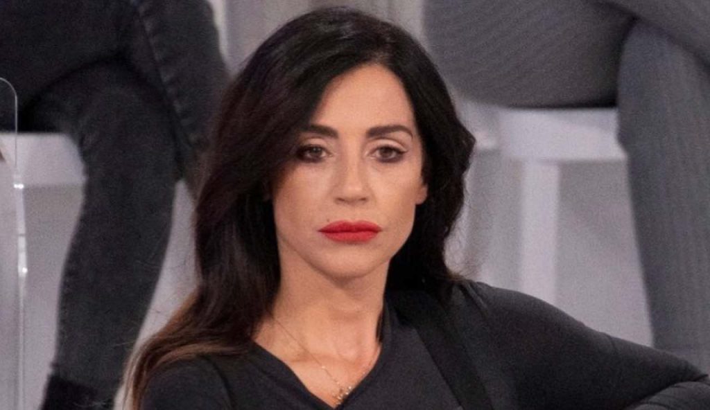 Raffaella Mennoia non ha fatto in tempo: la corteggiatrice ha confessato tutto | È successo dietro le quinte di UeD