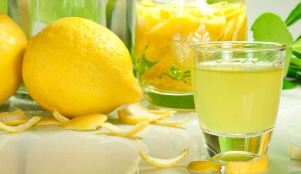 Succo di limone, non è indispensabile solo in cucina: lo puoi usare anche per le pulizie | Risultati incredibili