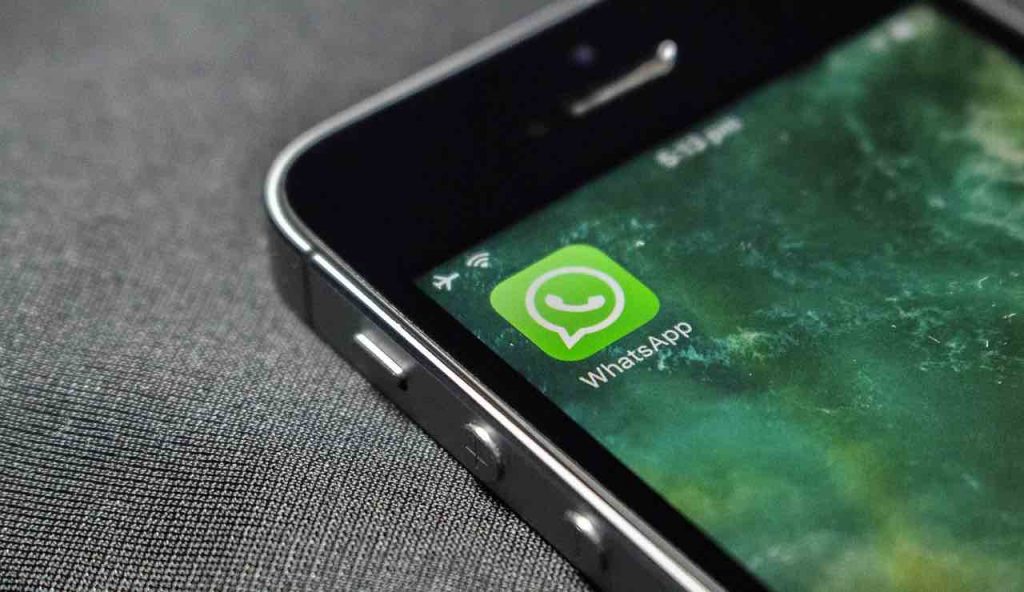 WhatsApp, se vuoi spiare gli amici ti beccano subito: l’ultimo aggiornamento mette tutti nei guai